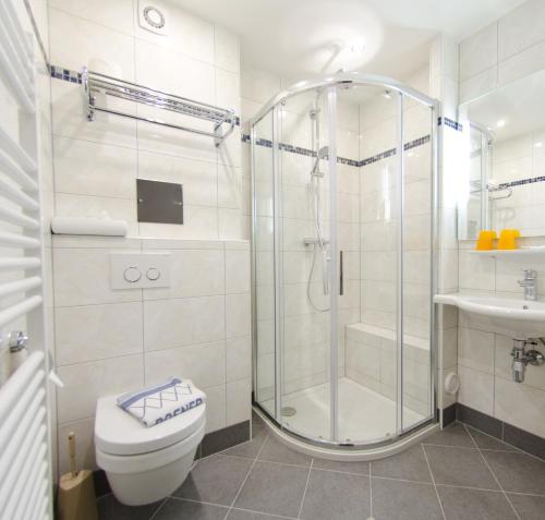 盖布利茨罗斯纳酒店的带淋浴、卫生间和盥洗盆的浴室
