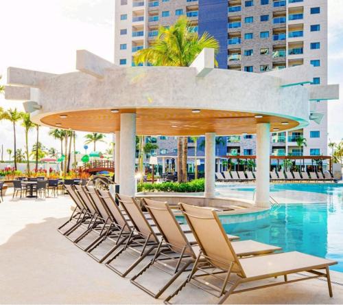 萨利诺波利斯Salinas Exclusive Resort的一组椅子坐在游泳池周围