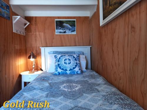 CharlestonCharleston Goldfields Accommodation的一间卧室配有一张带蓝色棉被的床