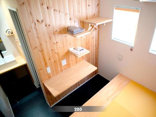 镰仓市Kita-Kamakura 520的一间设有木墙和架子的桑拿浴室