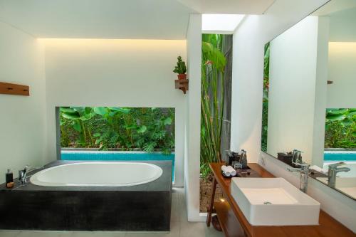 勒吉安阿比亚别墅的带浴缸的浴室和大窗户