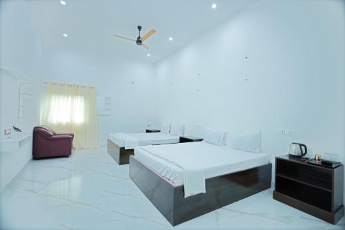 根尼亚古马里LK.Lodge的白色客房 - 带两张床和椅子