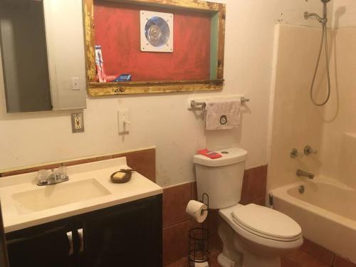 凯阿奥The Hawaii Red House Apartment Private的浴室配有白色卫生间和盥洗盆。