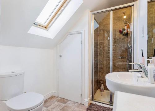 曼彻斯特Modern 4 bed house perfect for contractors with free parking的带淋浴、卫生间和盥洗盆的浴室