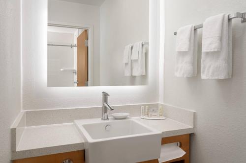 阿林顿达拉斯阿灵顿北春季山丘套房酒店的白色的浴室设有水槽和镜子