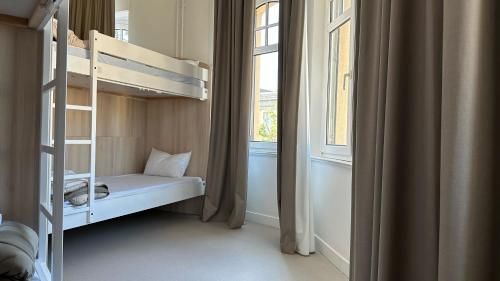 梅斯La Brasserie Hostel的一间小卧室,配有双层床和窗户