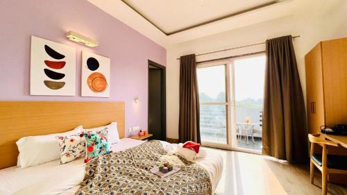古尔冈ZEN Medicity - Hotel & Serviced Apartments Gurgaon的一间卧室设有一张床和一个大窗户