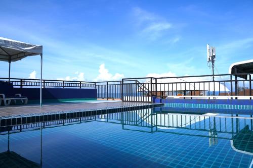 奥南海滩甲米奥南科科酒店的游轮顶部的游泳池