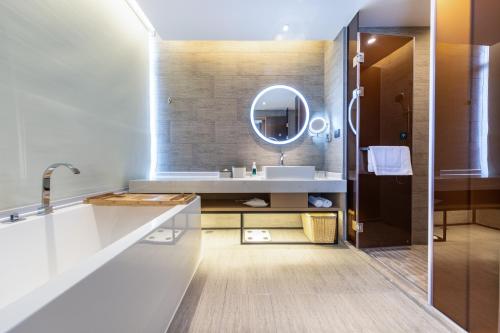 广州广州荔湾滘口地铁站亚朵酒店的一间带水槽和镜子的浴室