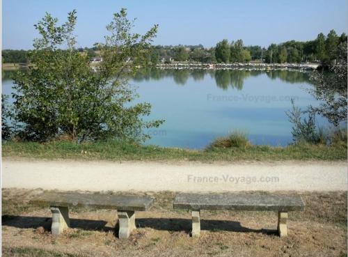 利勒茹尔丹Charmante maison rénovée, proche lac et centre-ville的坐在湖前的长凳
