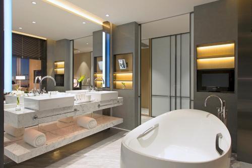 成都成都尼依格罗酒店的浴室配有2个盥洗盆和1个浴缸。
