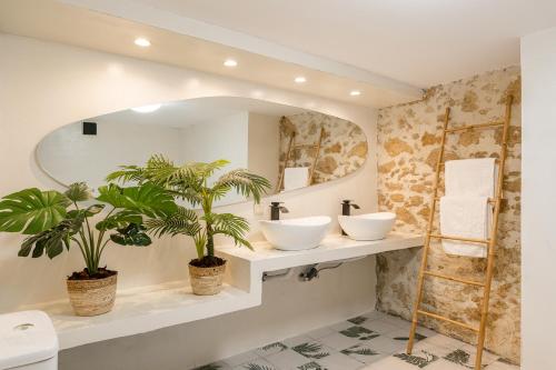 KrousónAthali villa的浴室设有2个水槽和镜子