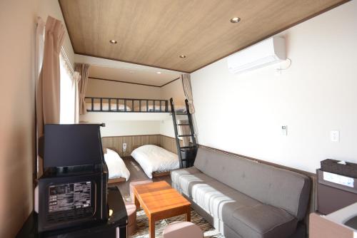 富士河口湖Mt Fuji Glamping VILLA Kawaguchiko的带沙发和双层床的客厅