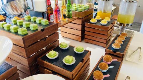 泸州云慕.MAX设计师酒店的餐桌上的自助食品和饮料