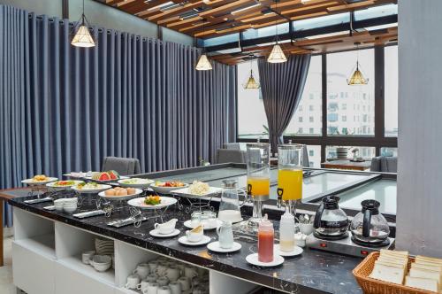 河内22Land Classic Suites的自助餐,包括餐桌上的食品和饮料