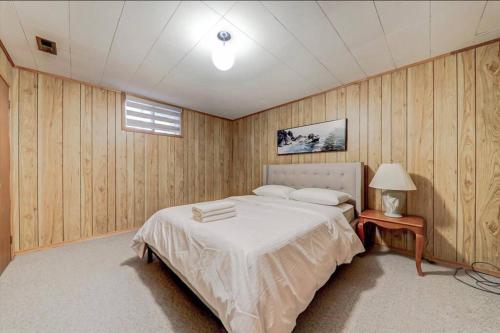 阿贾克斯The Cozy Nook House的一间卧室配有一张床和一张带台灯的桌子