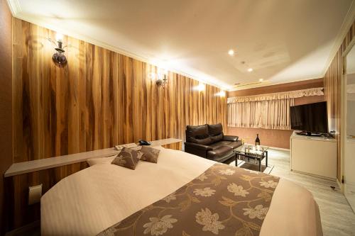 神户ホテル リベラル 男塾ホテルグループ的配有一张床和一把椅子的酒店客房
