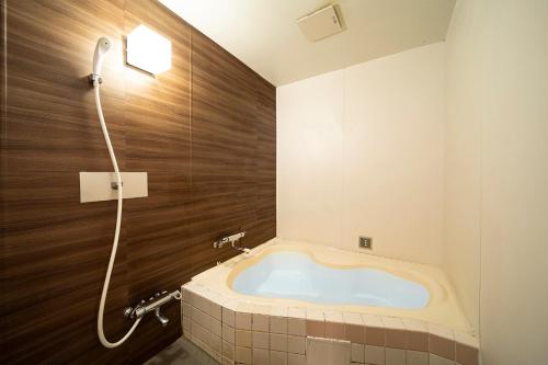 神户ホテル リベラル 男塾ホテルグループ的带浴缸的浴室