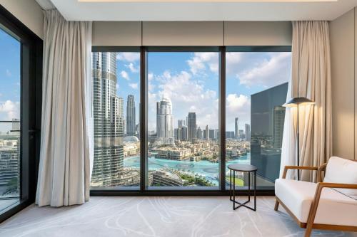 迪拜FAM Living - Burj Khalifa Bliss: Address Opera Modern 2BR的客房设有大窗户,享有城市美景。