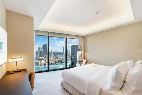 迪拜FAM Living - Burj Khalifa Bliss: Address Opera Modern 2BR的卧室设有一张白色大床和大窗户