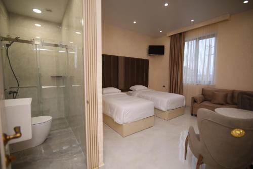 塞凡LOUVRE HOME的酒店客房设有两张床和淋浴。