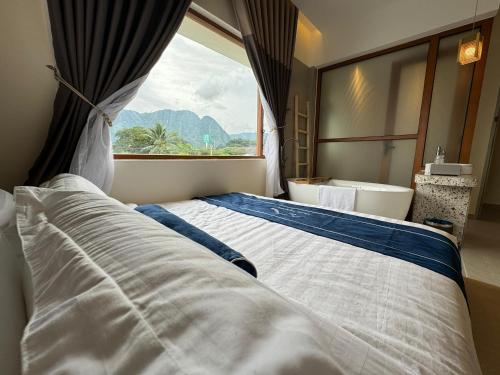 怡保Muzi Boutique Hotel的一间卧室设有一张大床和一个窗户。