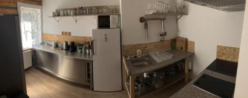 派克波特斯耐兹库Chalupa Anička的厨房配有水槽和冰箱
