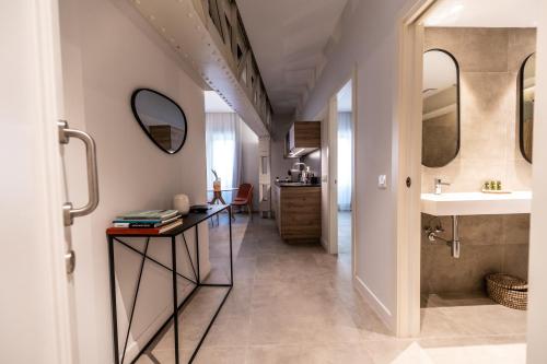 马拉加Diana Suites 23的一间带水槽和镜子的浴室
