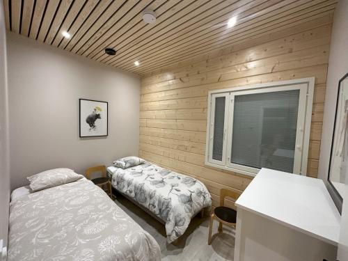 罗瓦涅米Lakeside Lodge Norvis的一间卧室设有两张床和窗户。