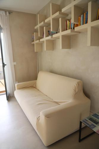 奥特朗托Otranto casevacanza Elena的架子房间的白色沙发