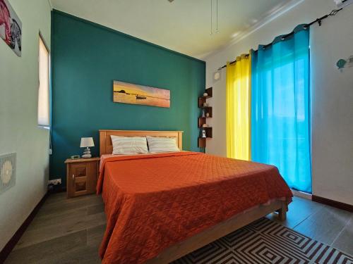 弗利康弗拉克Villa Aahana - Flic en Flac的一间卧室设有一张床和蓝色的墙壁