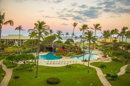 利胡埃OUTRIGGER Kaua'i Beach Resort & Spa的度假村水上公园的空中景观