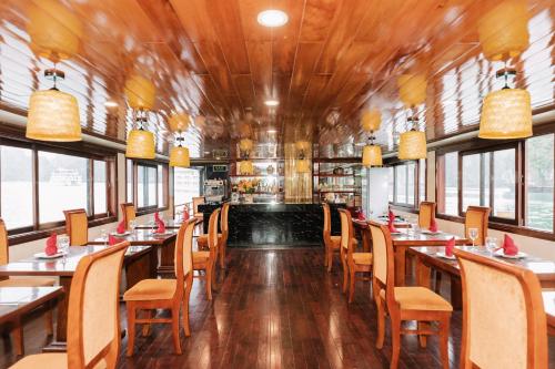 吉婆岛Daiichi Boutique Cruise的火车上的餐桌,带桌椅的