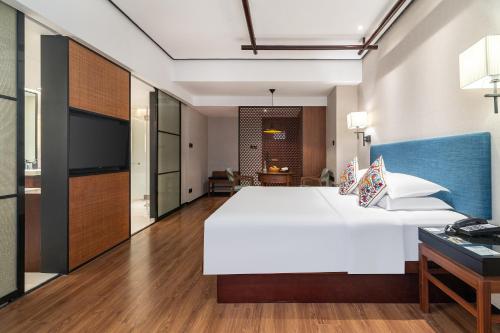 上海上海中星君亭酒店的卧室配有一张白色大床和一张书桌