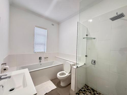 维多利亚瀑布Narina Villa的浴室配有卫生间、盥洗盆和淋浴。