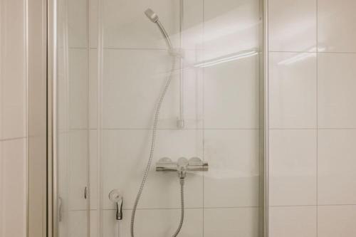 斯沃尔韦尔Leilighet i nybygg的浴室内配有淋浴和头顶淋浴