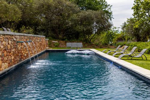 SimondiumPlaisir Estate Accommodation的庭院内带水滑梯的游泳池