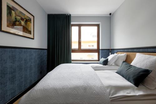 波兹南Homewell Apartments Czartoria- free parking的一间卧室设有两张床和窗户。
