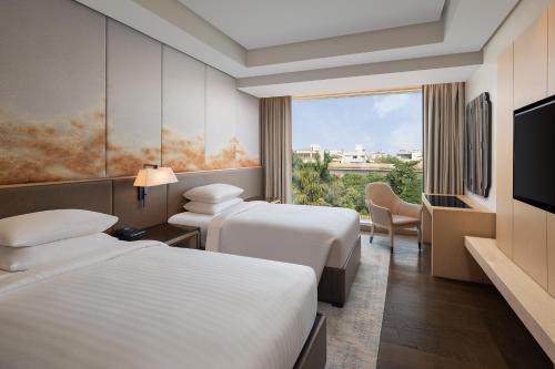 印多尔印多尔万豪酒店的酒店客房设有两张床和电视。