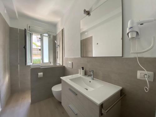 圣胡安海滩Casa Antonio - apartamento Luna的浴室配有白色水槽和卫生间。