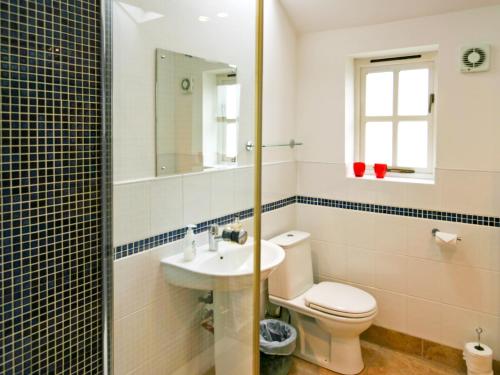 伊尔明顿2 Bed in Stratford-upon-Avon CC025的一间带卫生间和水槽的浴室
