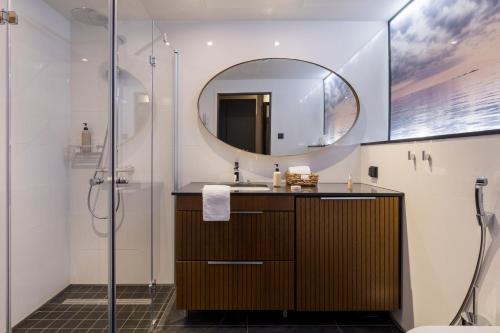 赫尔辛基Bob W Koti Katajanokka的一间带水槽和镜子的浴室