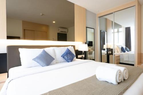 云顶高原Grand Ion Genting Highlands的卧室配有一张大白床和大镜子