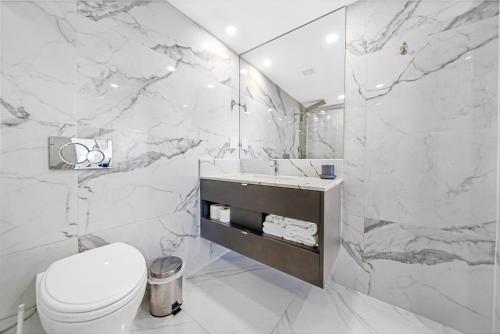 迈阿密Oceanview Heaven的白色的浴室设有卫生间和水槽。
