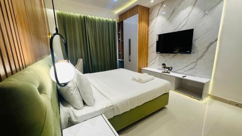 Hotel Elite Millennium - Near Huda City Centre Gurgaon客房内的一张或多张床位