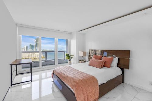 迈阿密Oceanview Heaven的一间卧室设有一张床和一个大窗户
