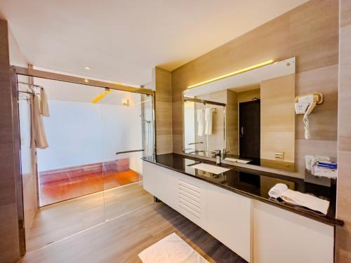 平谷Mazarine Surf Suites Hiriketiya的一间带水槽和镜子的浴室