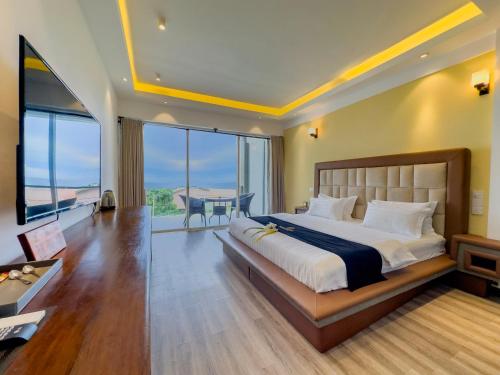 平谷Mazarine Surf Suites Hiriketiya的一间卧室设有一张大床,享有海景