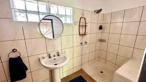 利文斯顿Fawlty Towers Accommodation & Activities的一间带水槽和镜子的浴室