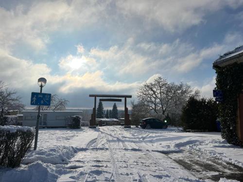贝尔多夫Super Cordelia的远处带门的雪地遮蔽停车场